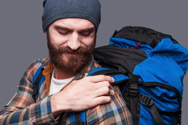 Bärtiger Mann richtet seinen Rucksack um — Stockfoto