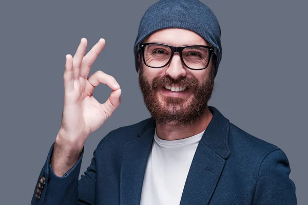 Бородатый мужчина жестом ОК знак — стоковое фото