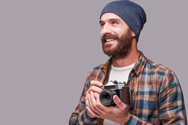 Barbudo hombre sosteniendo la cámara a la antigua — Foto de Stock