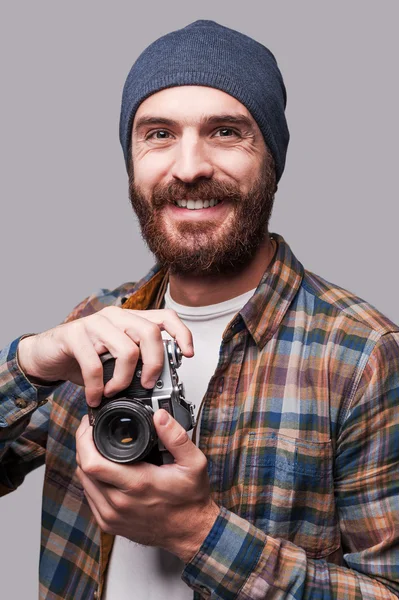 Homem barbudo segurando câmera antiquada — Fotografia de Stock