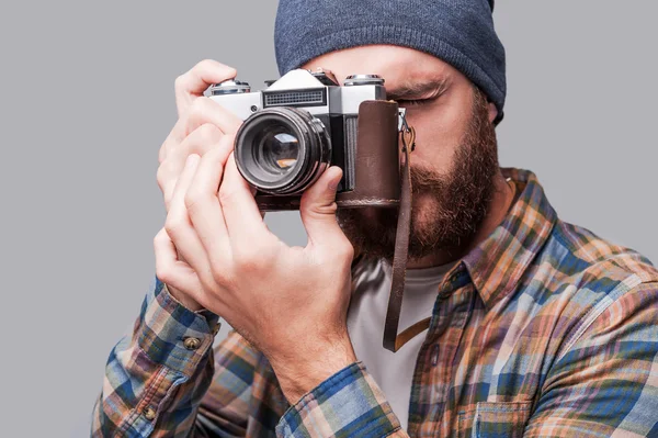 Hombre barbudo fotografiando con cámara pasada de moda — Foto de Stock