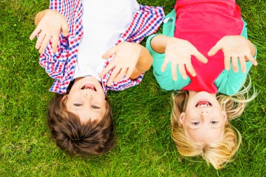 sevimli küçük çocuklar kadar ellerini yükselterek