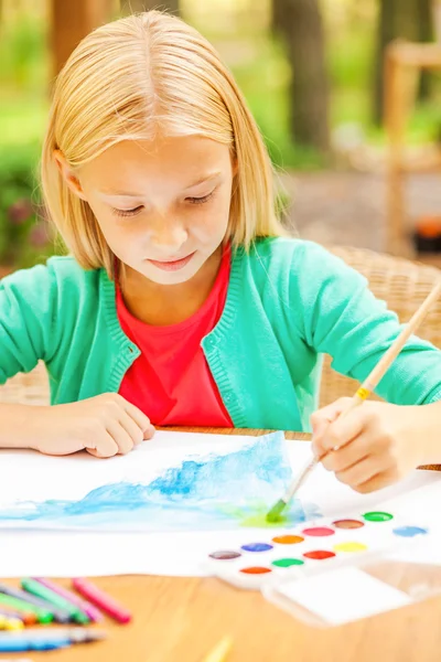 Niña dibujando algo en papel — Foto de Stock