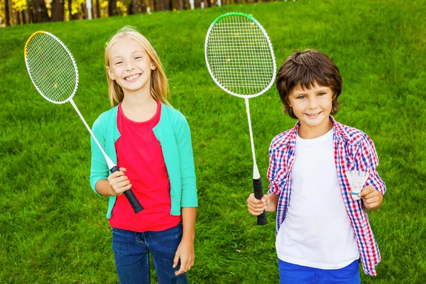 Mijn lieve kinderen houden badminton rackets — Stockfoto