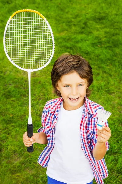 Ragazzino con racchetta da badminton e volano — Foto Stock