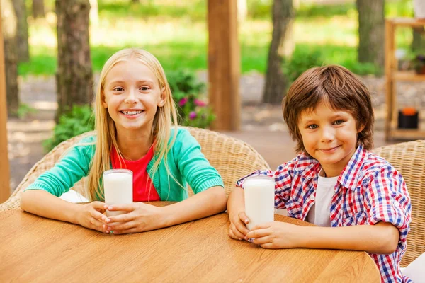 Children drinking milk — Stock Photo, Image