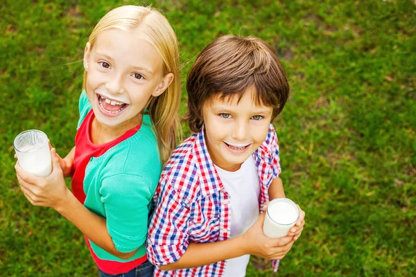 Kids with milk mustaches. — Stock Photo, Image