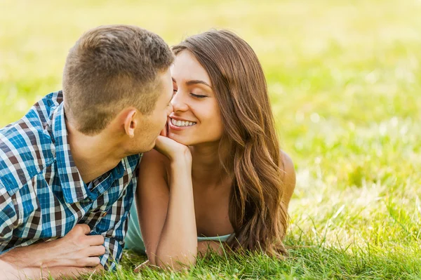 Couple couché sur l'herbe — Photo