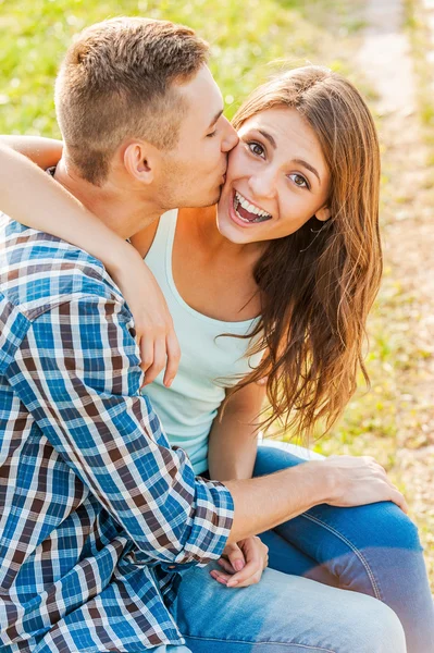 Hombre besando mujeres hermosas —  Fotos de Stock