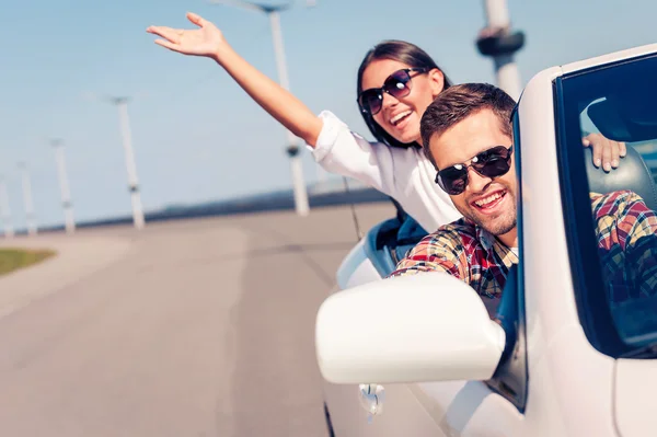 Ehepaar genießt Fahrt im Cabrio — Stockfoto