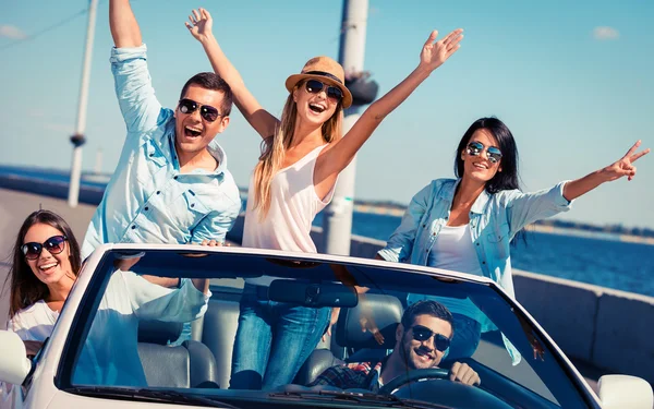 Freunde im Cabrio. — Stockfoto