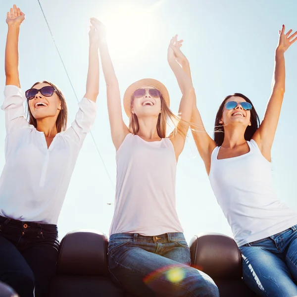 Mujeres jóvenes disfrutando de viaje por carretera en convertible — Foto de Stock