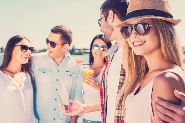 Glückliche Menschen im Gespräch miteinander — Stockfoto