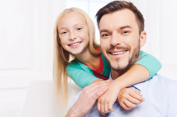 Klein meisje omarmen haar vader — Stockfoto