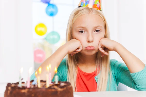 Menina triste com bolo de aniversário — Fotografia de Stock