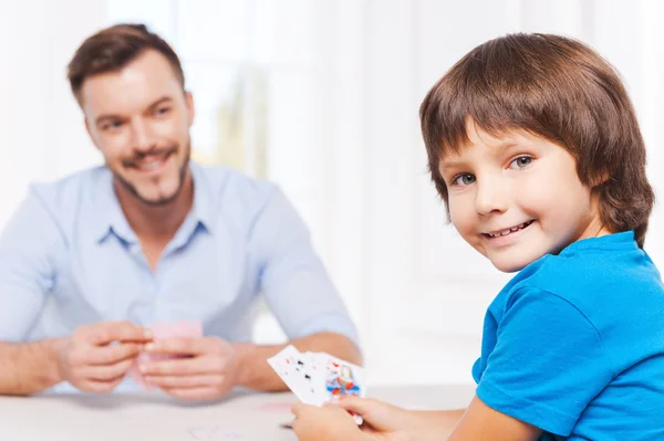 Père et fils jouant aux cartes — Photo