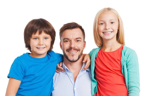 Père portant deux enfants gais — Photo