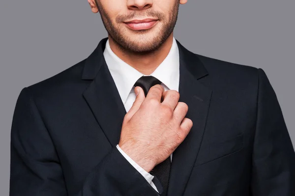 Hombre en ropa formal ajustando su corbata — Foto de Stock