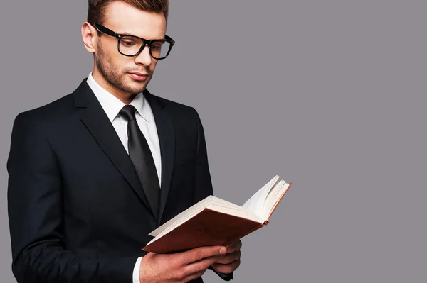 Mann in Formalbekleidung hält Buch — Stockfoto