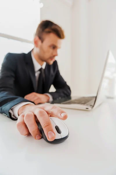 Uomo in abbigliamento formale al lavoro sul computer portatile — Foto Stock