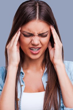 Baş ağrısı çeken bir kadın.