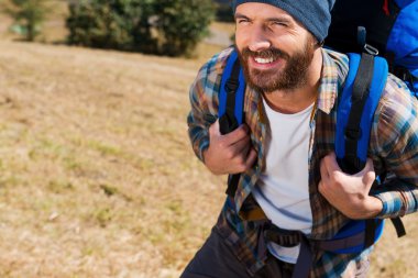 Sırt çantası taşıyan adam