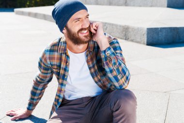 Telefonda konuşan adam