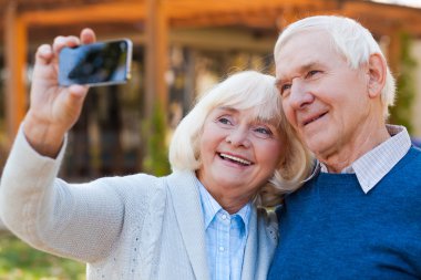 Mutlu üst düzey çift yapım selfie