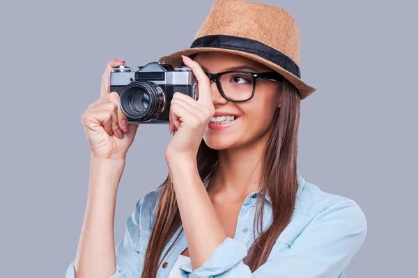 Girl taking a photograph — Stock Photo, Image