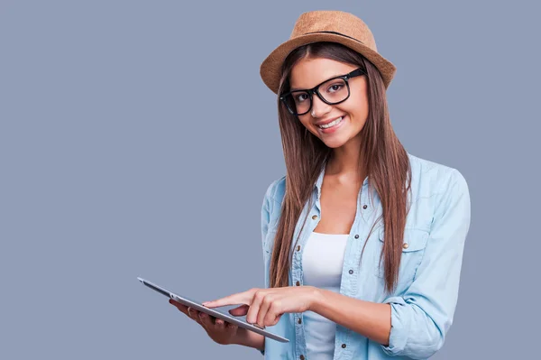 Mädchen arbeitet an digitalem Tablet — Stockfoto