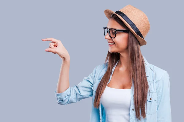 Woman indicating size with her hand — Stock Photo, Image