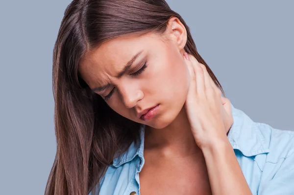 Vrouw met nekpijn. — Stockfoto