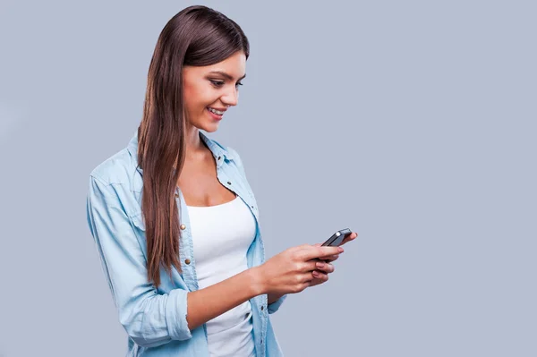 Vrouw chatten door smartphone — Stockfoto