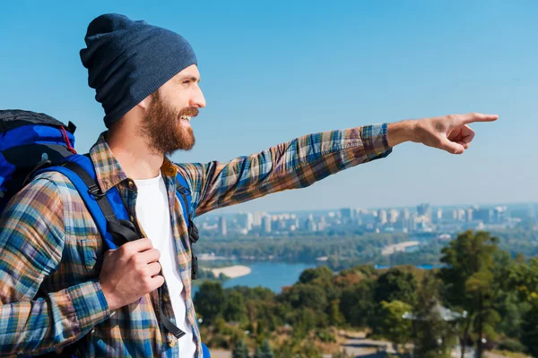 Mann mit Rucksack zeigt weg — Stockfoto