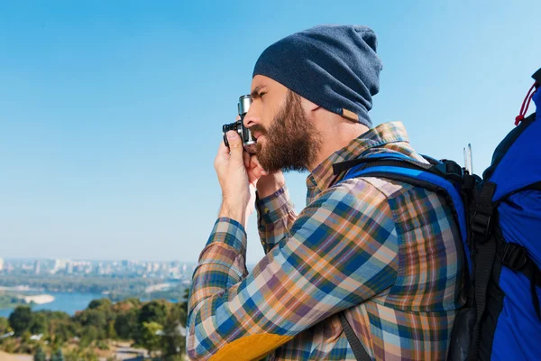 Hombre llevando mochila y tomando fotos — Foto de Stock