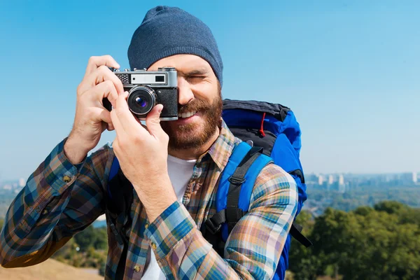 Hombre llevando mochila y tomando una foto de la vista — Foto de Stock