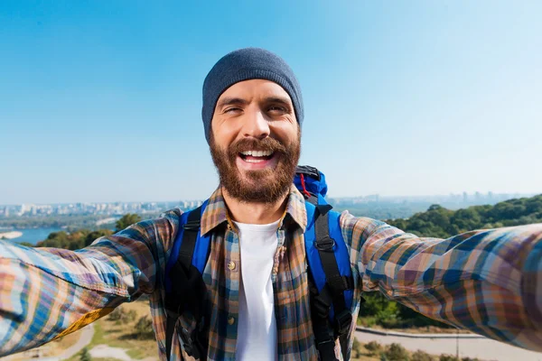 Man carrying backpack and taking picture of himself — Stock Photo, Image