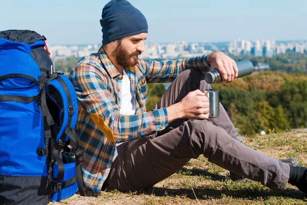 Homem sentado perto da mochila — Fotografia de Stock