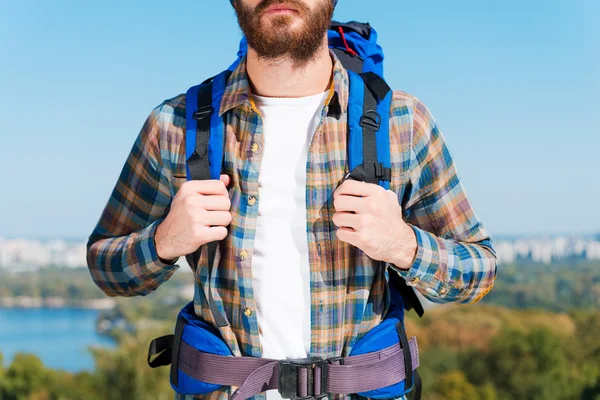 Mann trägt Rucksack — Stockfoto