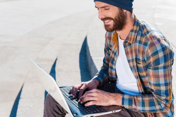 Бородатый человек работает на ноутбуке — стоковое фото