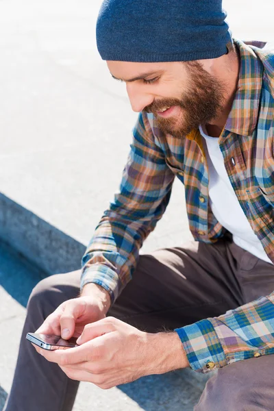 Man sitting and writing a message — Stock Photo, Image
