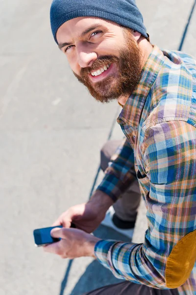 Homme assis et écrivant un message — Photo