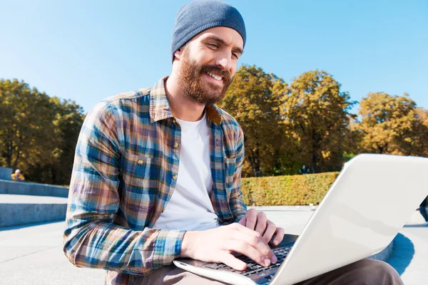 Uomo barbuto che lavora sul computer portatile — Foto Stock