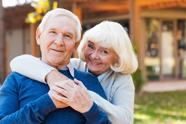 Glückliches Seniorenpaar — Stockfoto