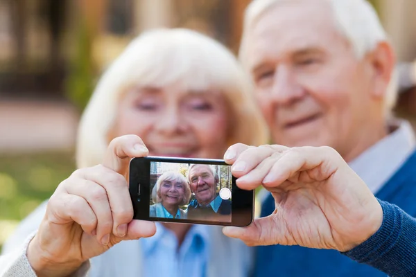 Oudere paar maken selfie — Stockfoto