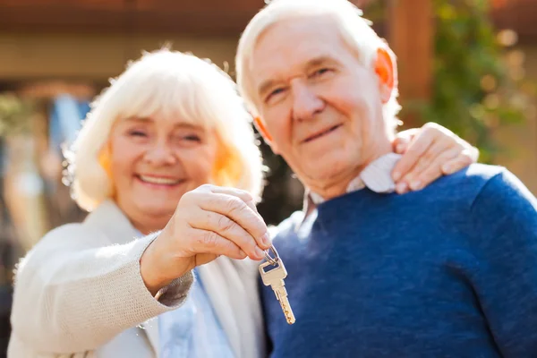 Coppia di anziani in possesso di chiavi — Foto Stock