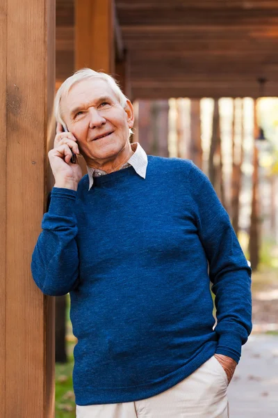 Homme âgé parlant sur le téléphone mobile — Photo