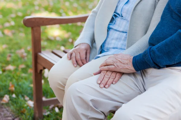 Senior Paar Handen vasthouden — Stockfoto