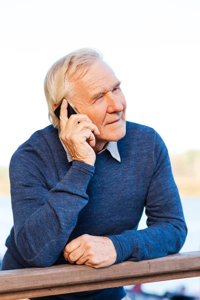 Senior man aan het praten op de mobiele telefoon — Stockfoto