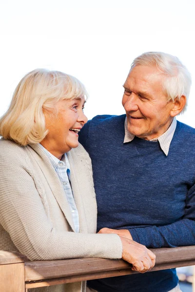 Seniorenpaar schaut sich an — Stockfoto